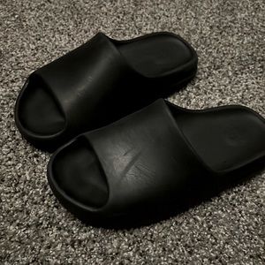 YEEZY slides ONYX